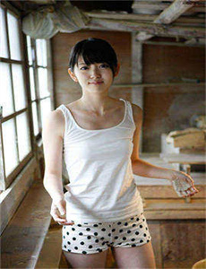 穿黑色内衣的女人